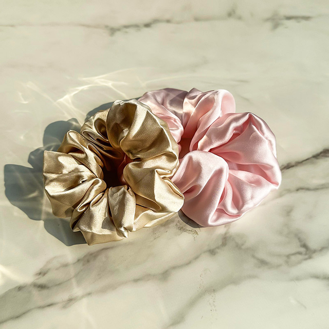 Soin avancé des cheveux soyeux et lisses avec de véritables chouchous en soie.