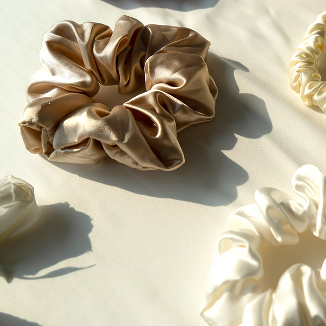 100 % soie de mûrier de haute qualité, boucle de cheveux en soie véritable lisse et hydratante.